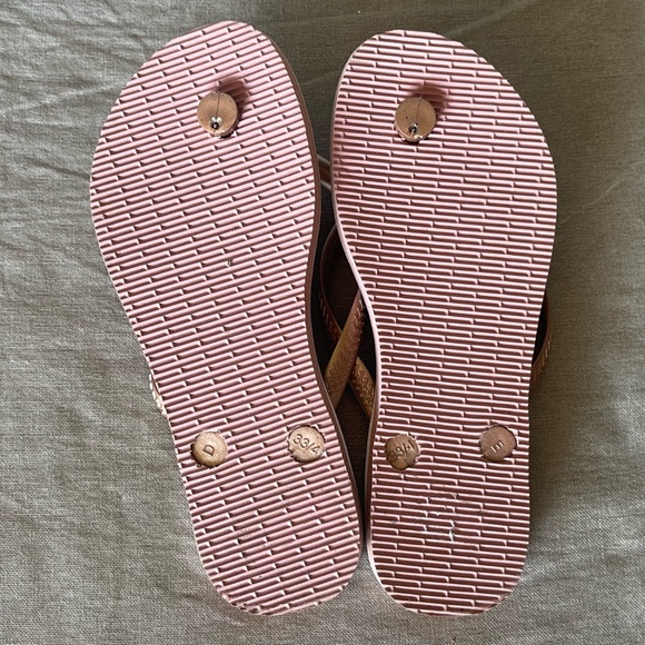 Havaianas Girls Rose Gold & Hibiscus & Leopard Print Sole Flip Flops LIKE NEW - Picture 3 of 7